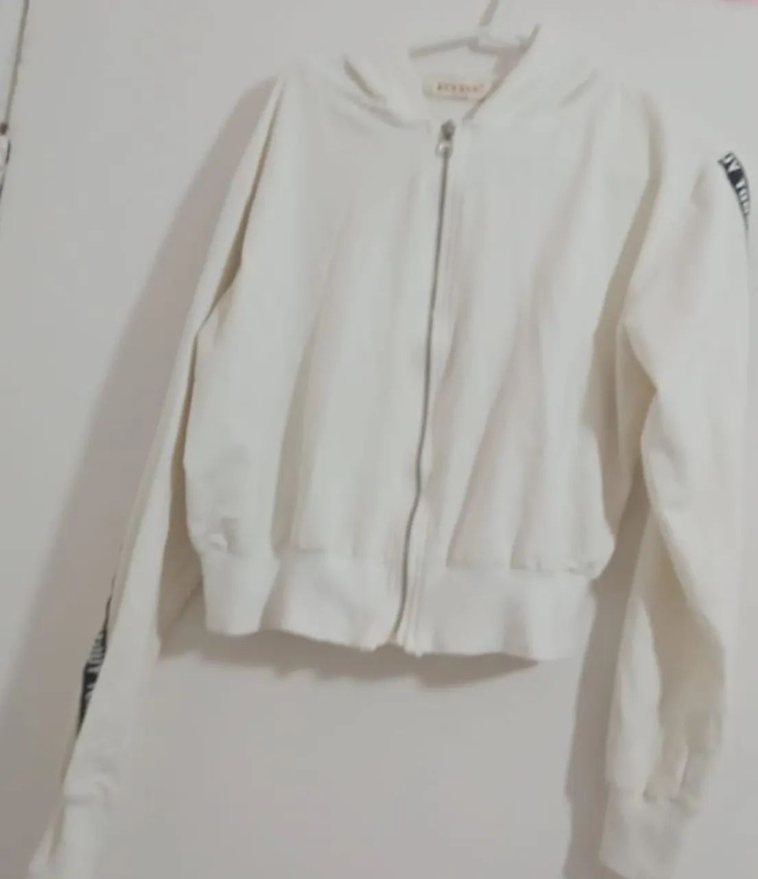 Vende se roupas novas e usadas
