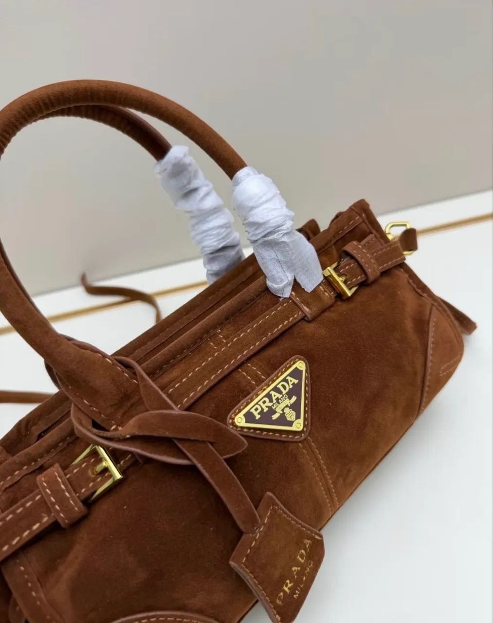 Bolsa Prada Bonnie Mini camurça marrom 
