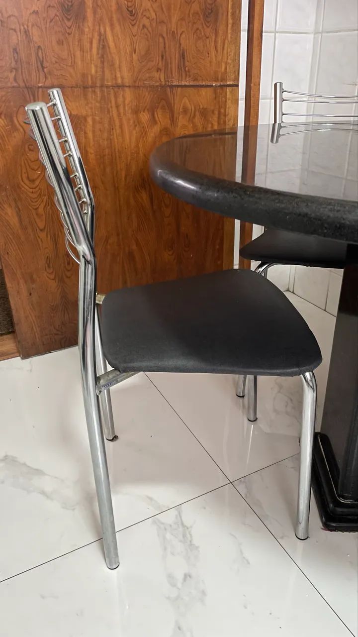 Mesa em granito com 4 cadeiras de metal - Foto 4