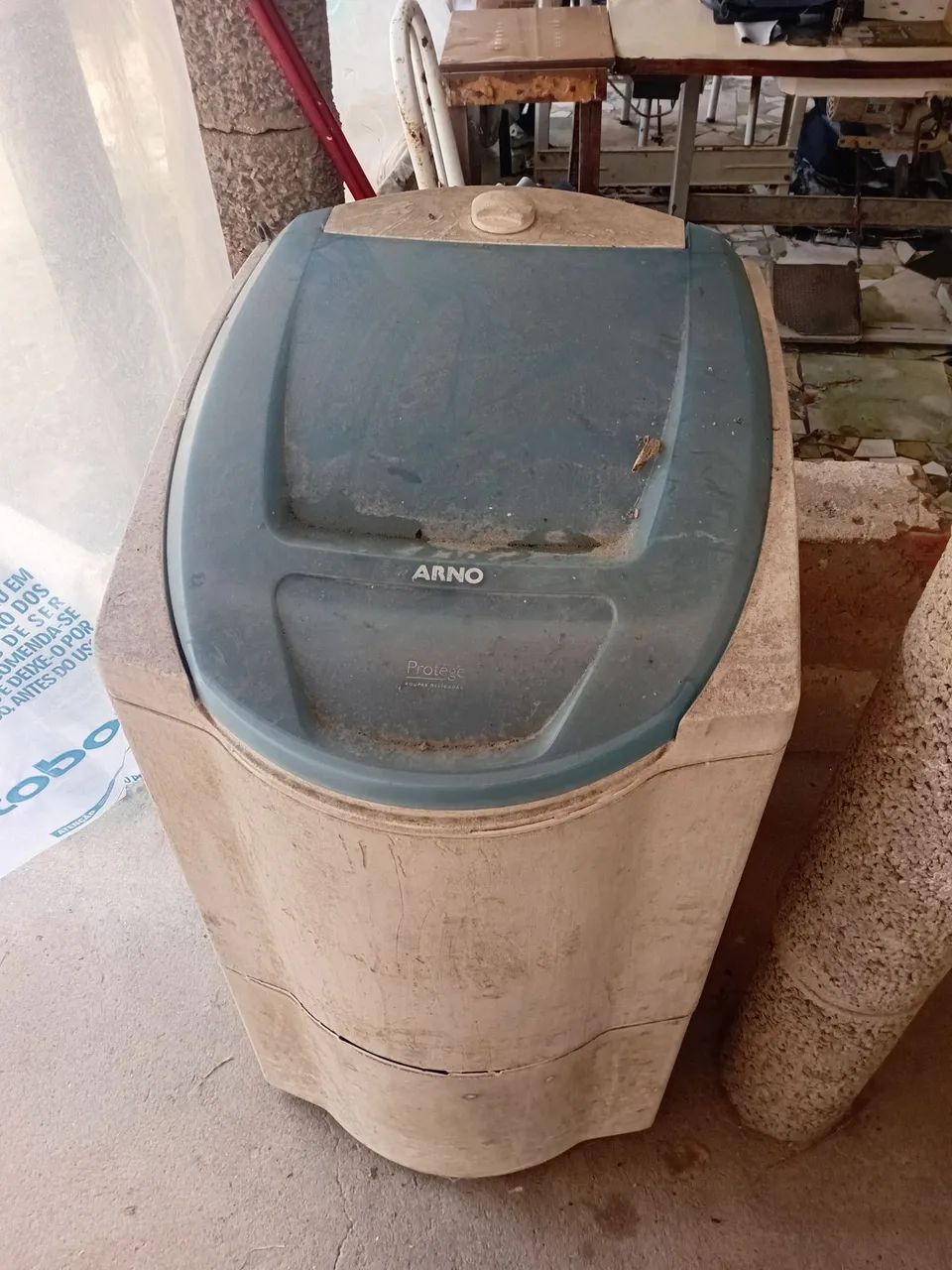 Máquina de lavar usada para retirar peça 