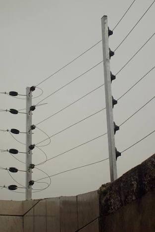 Cerca elétrica industrial com 6 isoladores e 1 mt de altura .