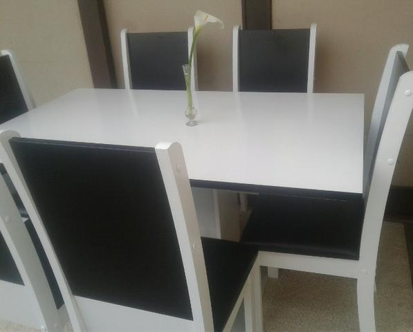 Mesa Nova com tampo e 06 cadeiras Branco/Preta