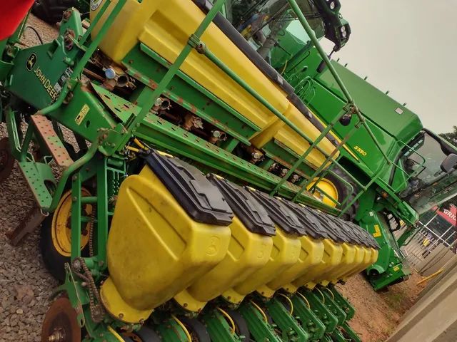 TRATOR COM ATRELADO E PEDAIS JONH DEERE Horta (Matriz) • OLX Portugal