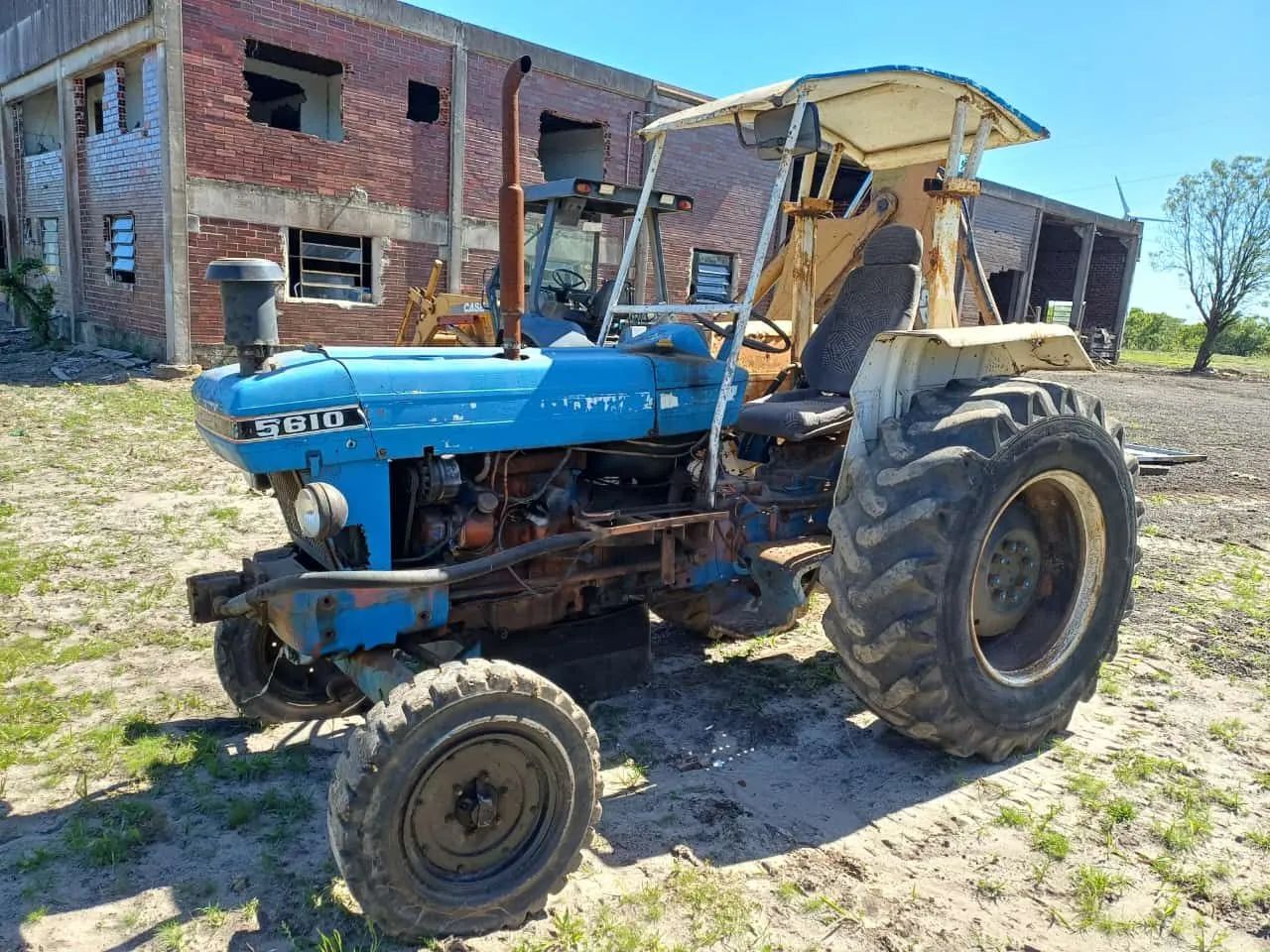 Trator Ford 5610 com vassoura  - Foto 3