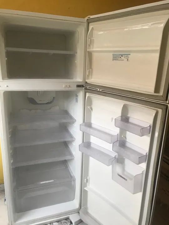Geladeira em ótimo estado de conservação ,540 litro ,espaçosa no congelador  - Foto 2