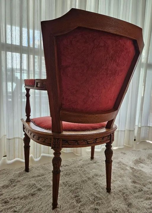 Cadeira de madeira com estilo neoclássico. - Foto 4
