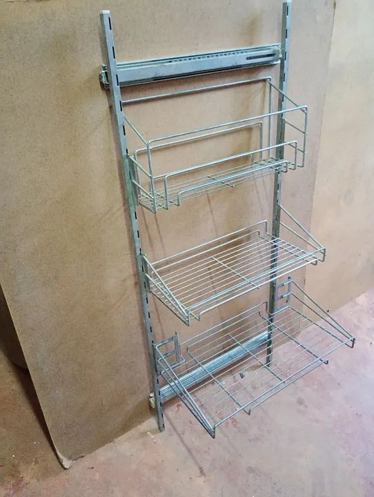 Wire display basket with shelf.64330585904643120
