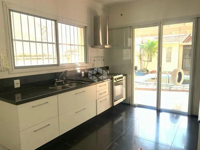 Casa com 3 dormitórios, 221m², desocupada e com piscina, no Bairro Guarujá na Zona de Port - Foto 4