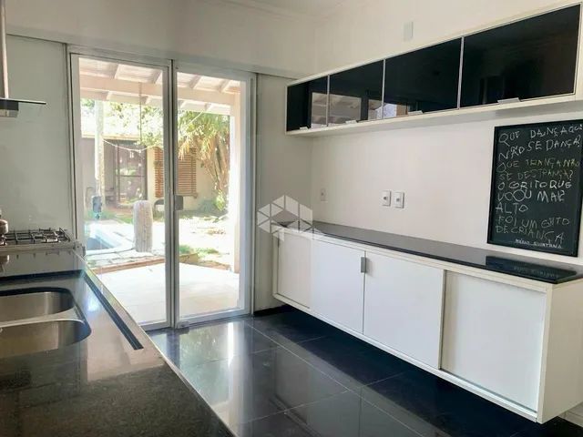 Casa com 3 dormitórios, 221m², desocupada e com piscina, no Bairro Guarujá na Zona de Port - Foto 5