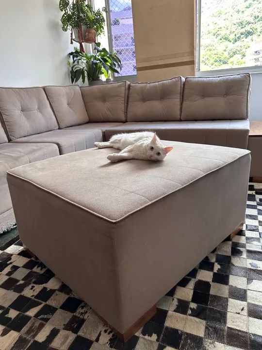 Sofá de canto em L modular suede beje com puff - Foto 5