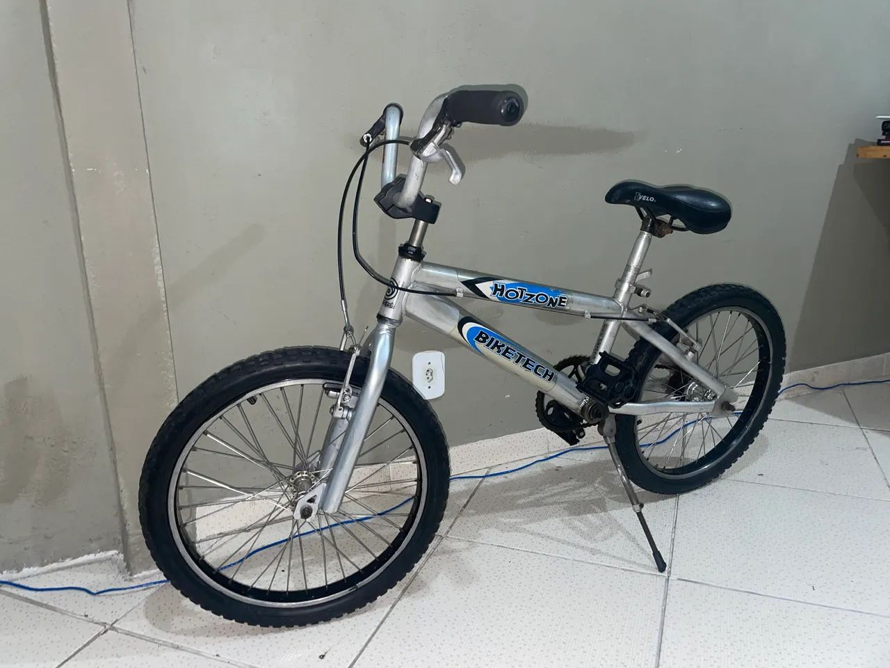 Bicicleta prata bmx (descrição)