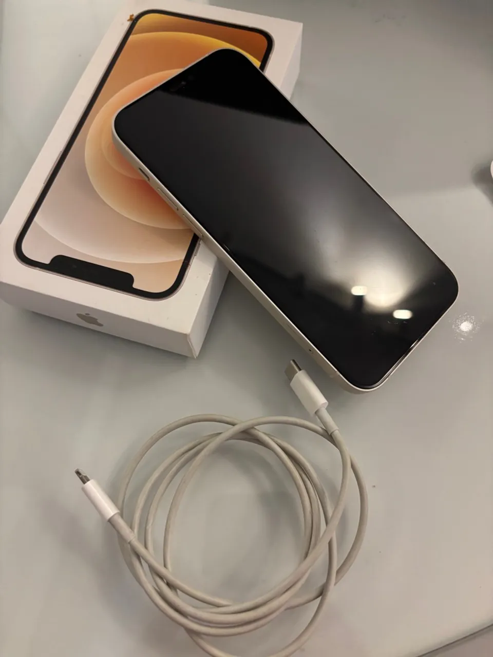 iPhone 12 com acessórios