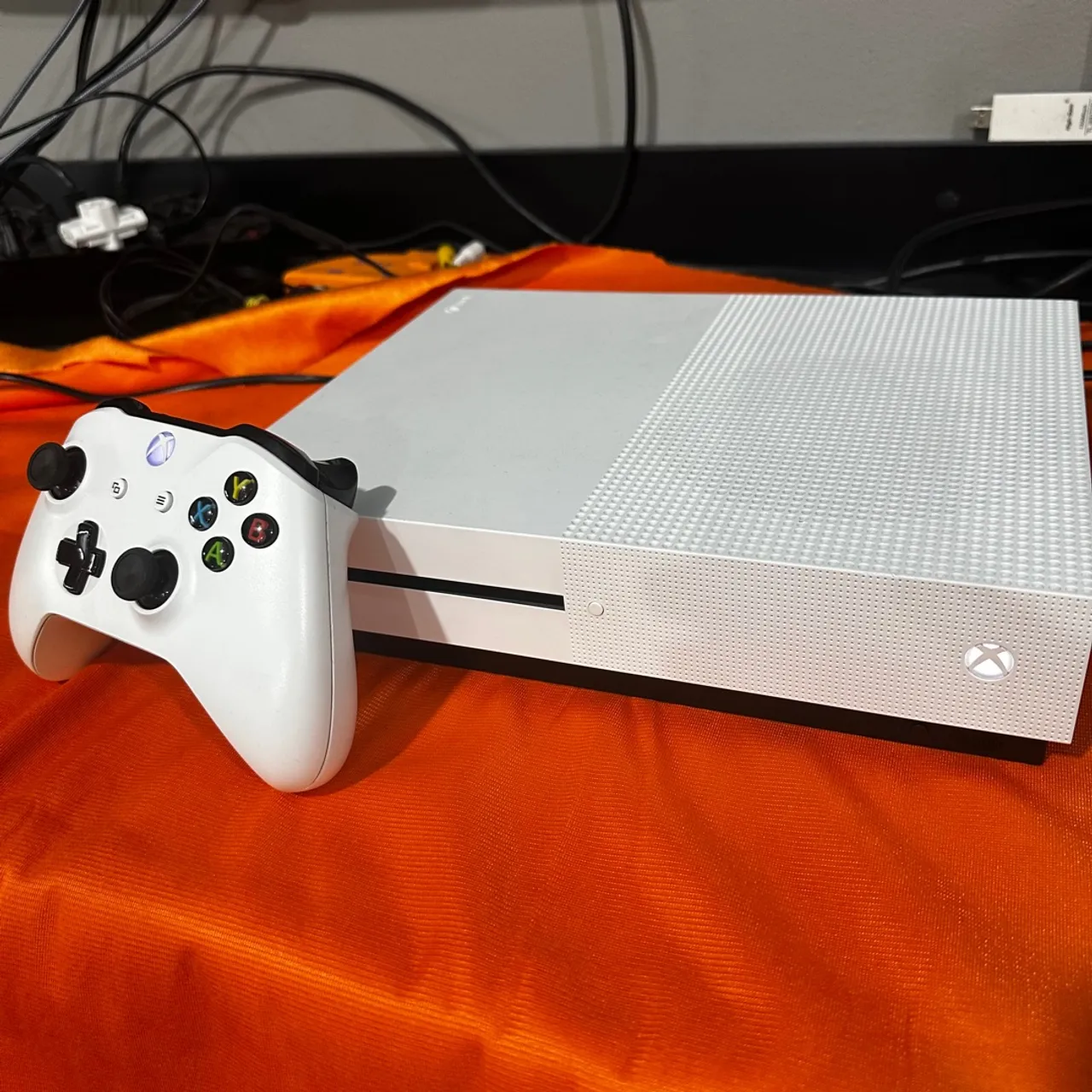 Xbox One S Branco com controle