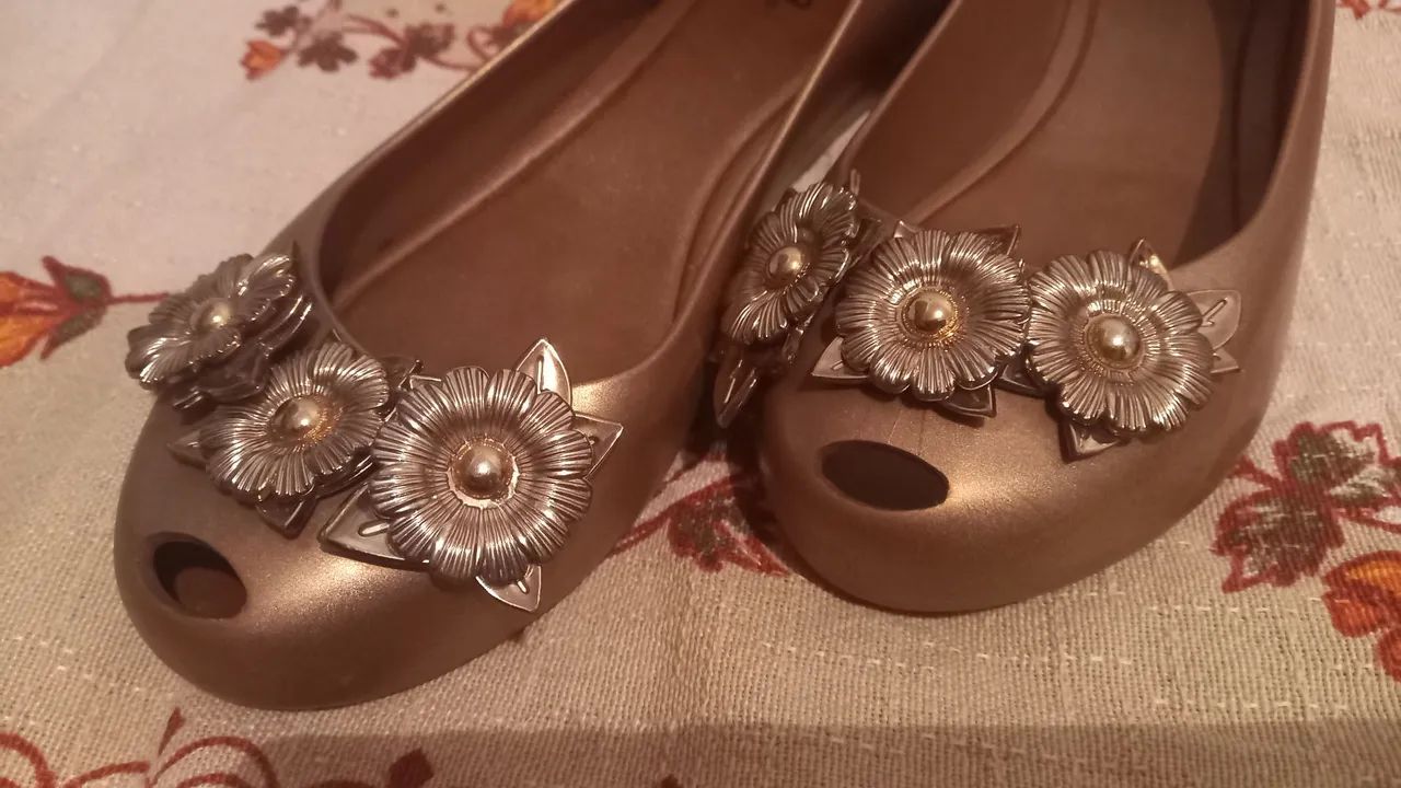  Vendo Melissa Dourada com Flores. TAM 36 - Foto 2