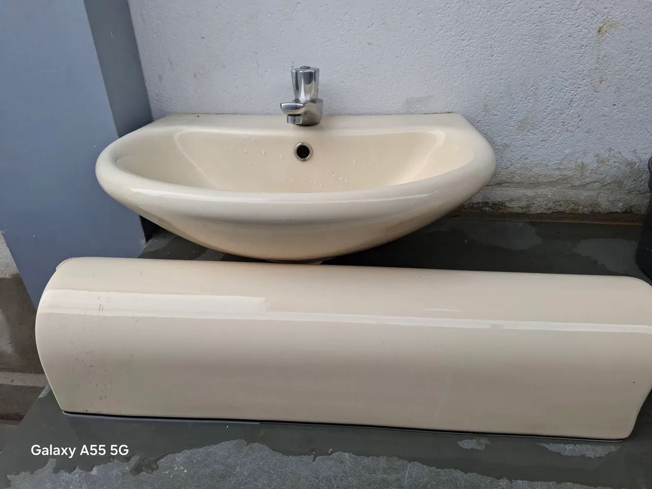  lavatório banheiro com coluna de louça Celite com válvula e torneira Deca,cor bege.