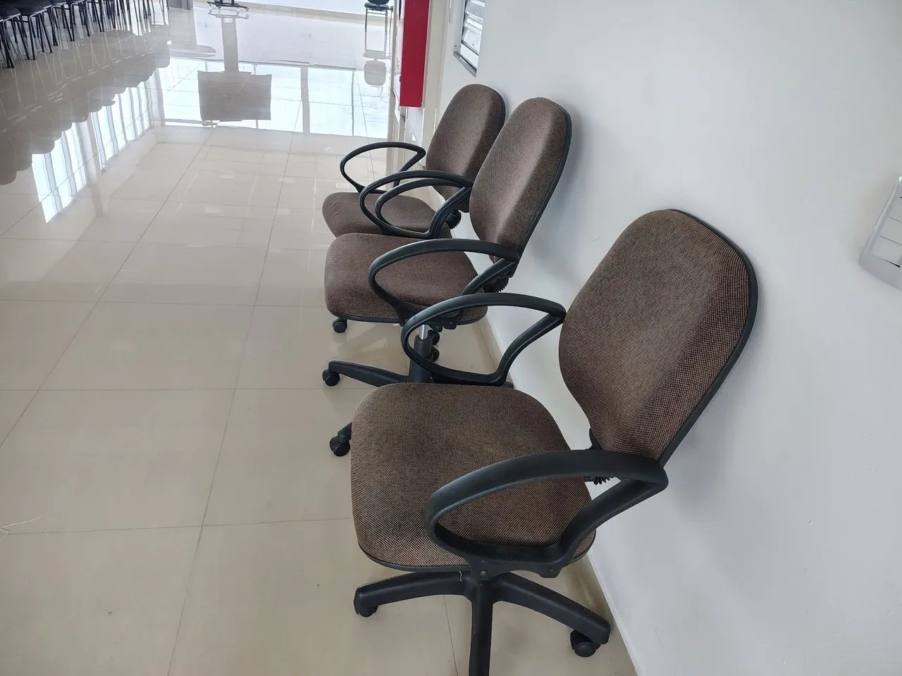 3 Cadeiras de Escritório Giratórias e 2 Cadeiras para Caixa Giratórias - Foto 3