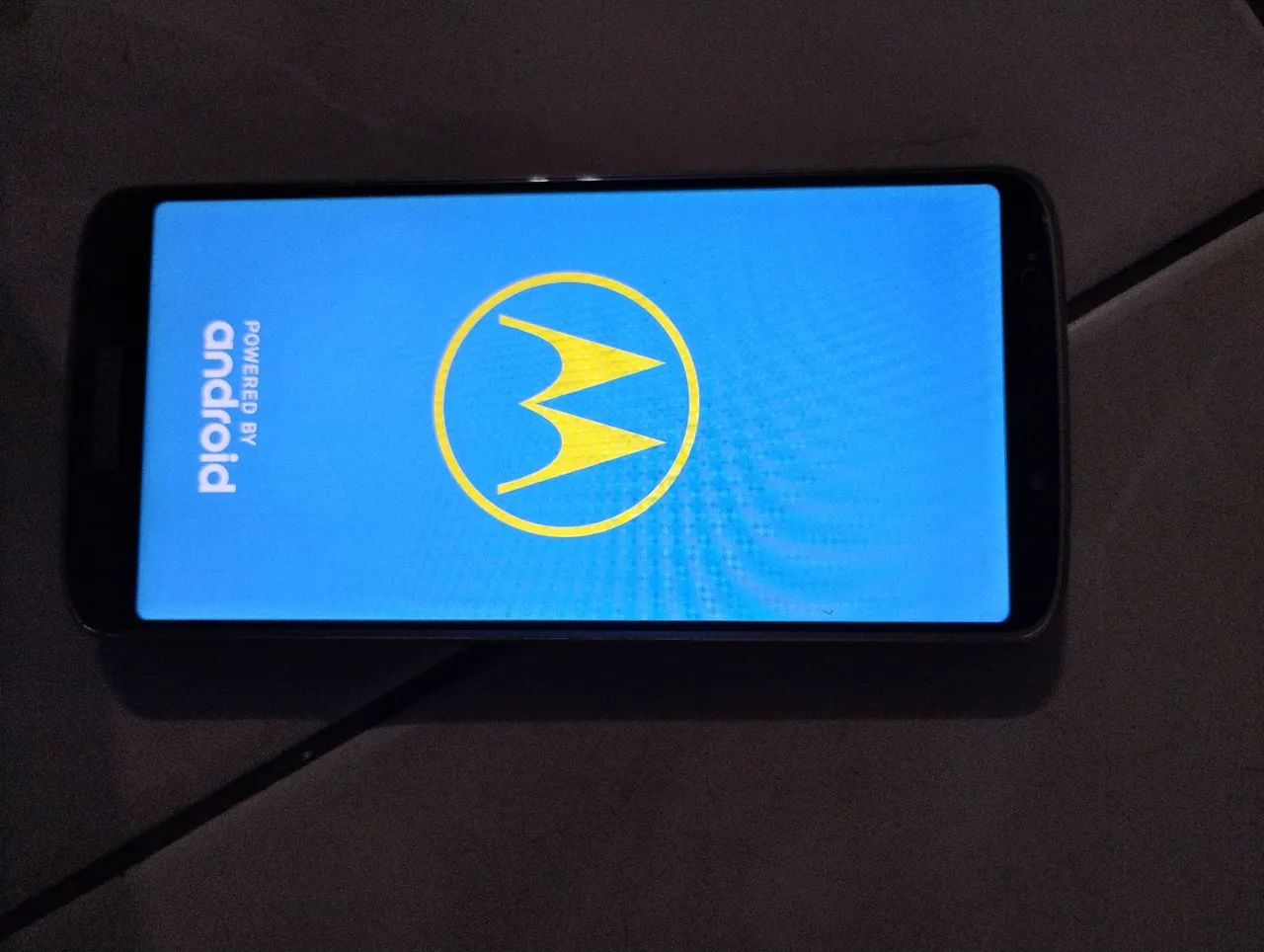 Celular Motorola E5 com defeito 
