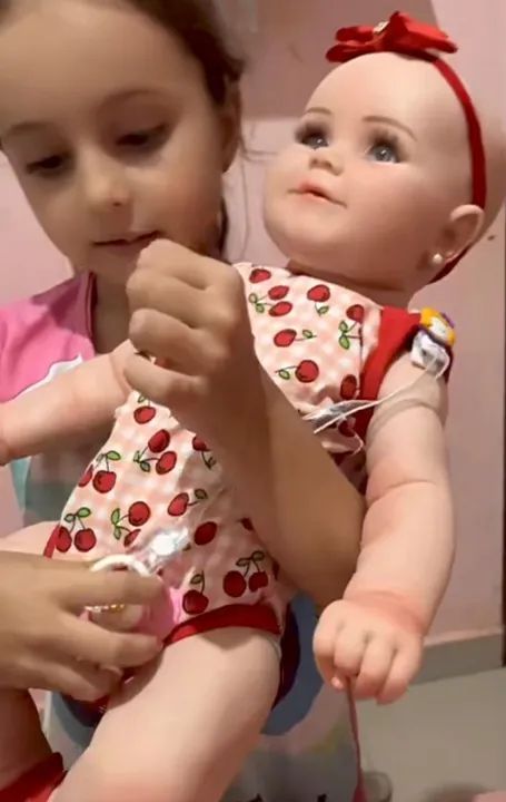 Boneca Reborn Nova 55cm 1.5 kg com acessórios  - Foto 6