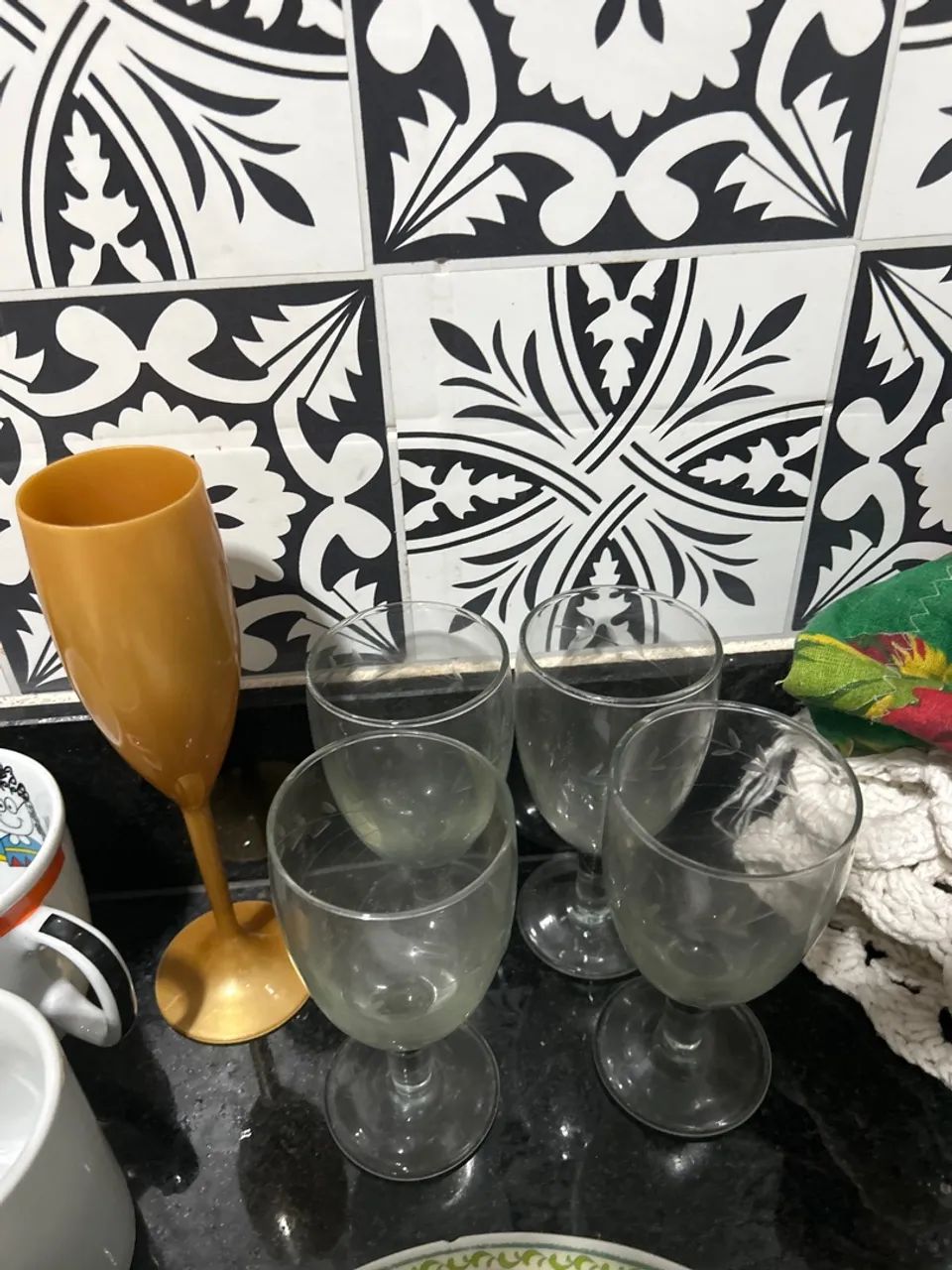 Taças (4 de vidro e 1 de acrílico)