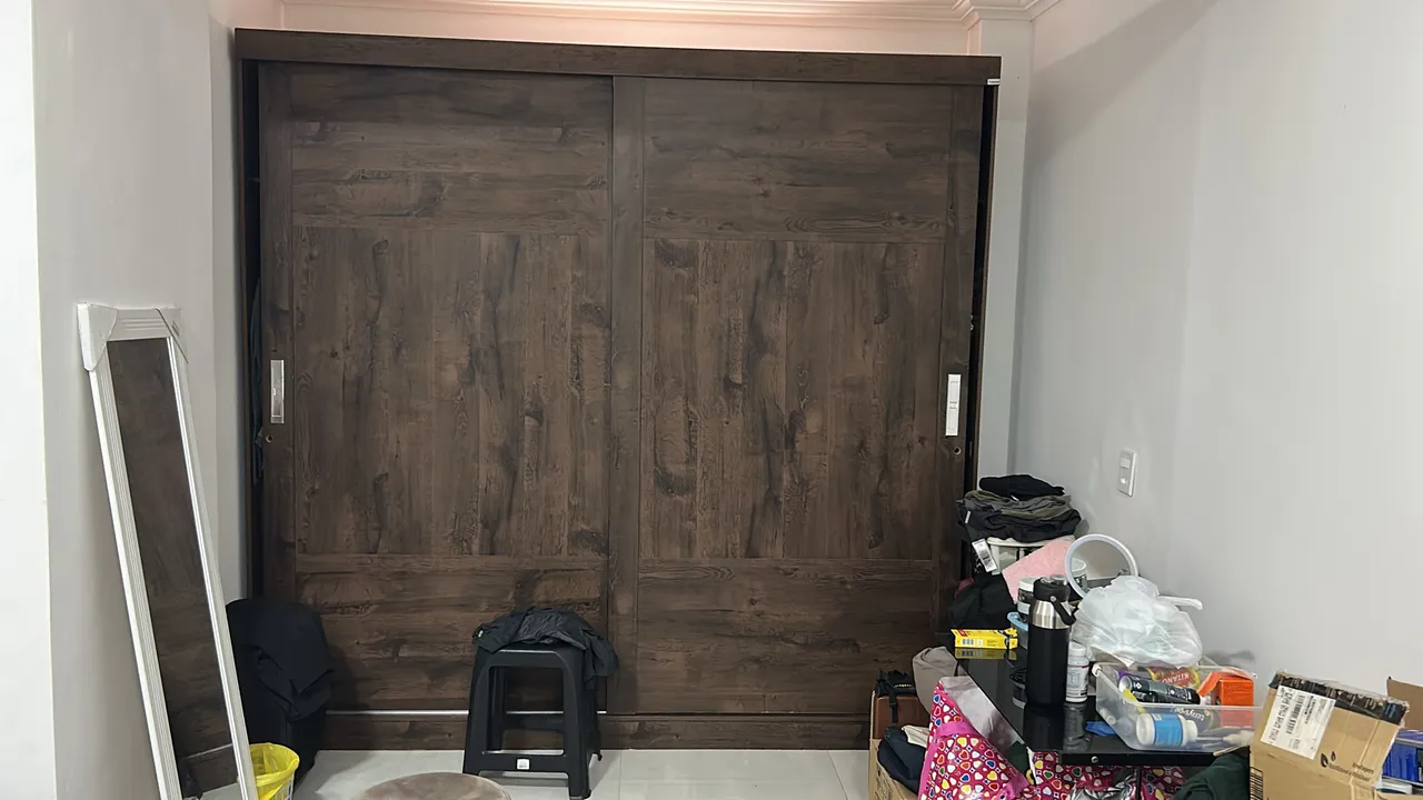 Guarda- Roupa duas portas, com muitas divisões