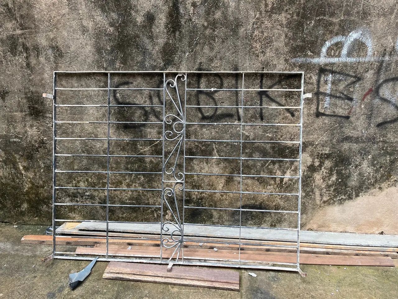 Grade de ferro 170 de largura e 130 de altura