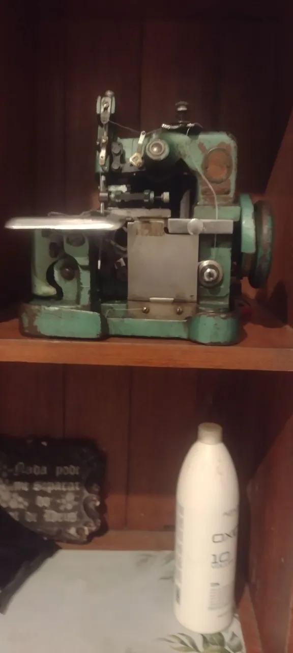 Máquina de costura overloque