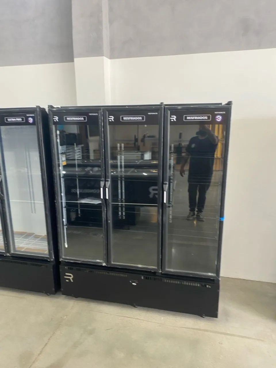 Auto-serviço - expositor para refrigerados- total black - Refrimate 