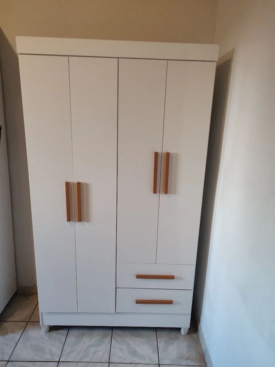 Guarda-Roupa Moderno 4 Portas com Gavetas