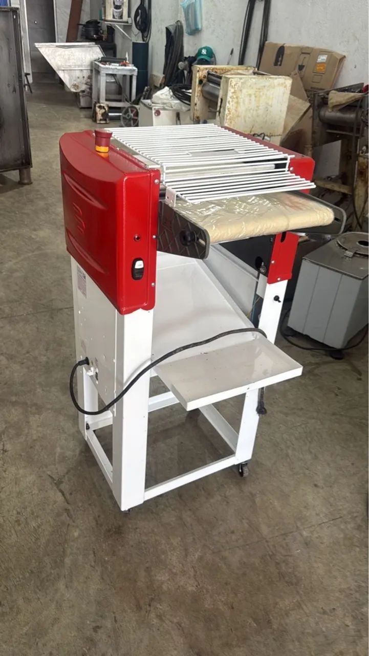 MODELADORA DE PÃES SEMI NOVA