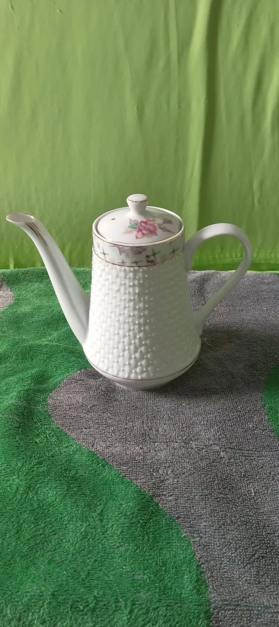Bule de Porcelana com Detalhes Florais