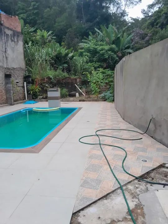 Sítio com piscina e área verde