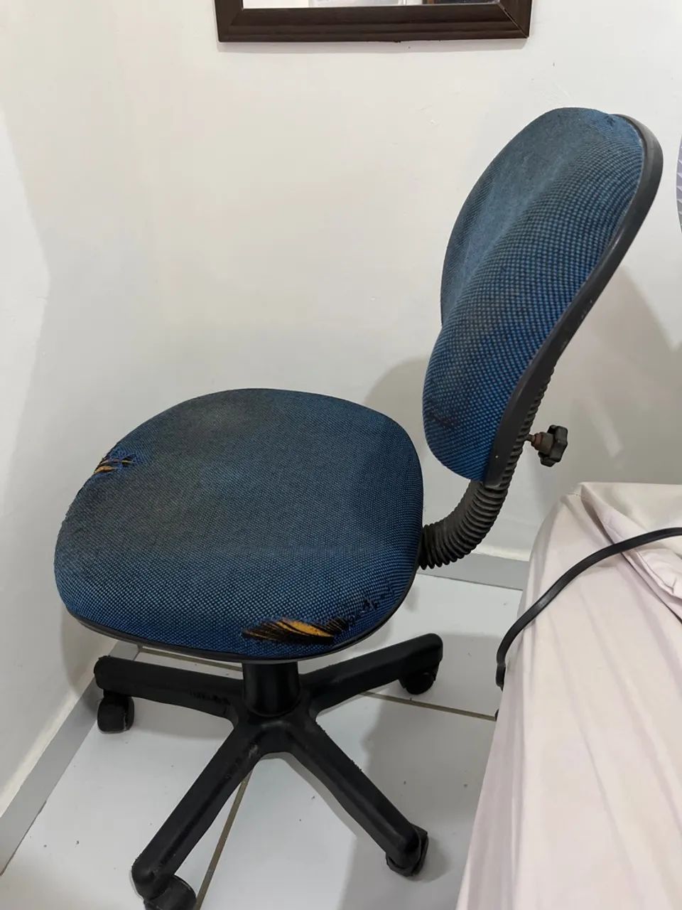 Cadeira de Escritório Azul com Detalhes - Foto 2