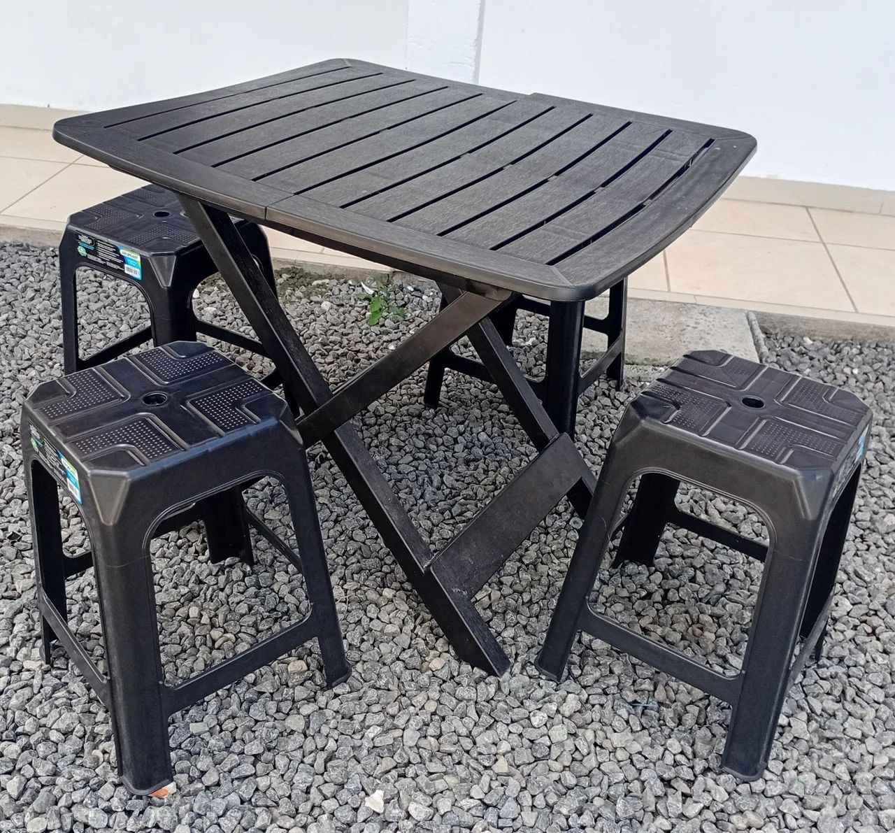 Disassemblable Table with 4 Stools64176433516034120