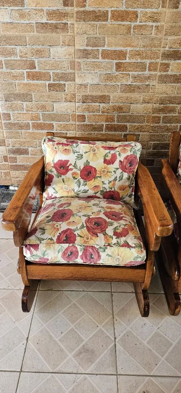 Conjunto de Sofá e Cadeiras de Balanço em Madeira - Foto 4