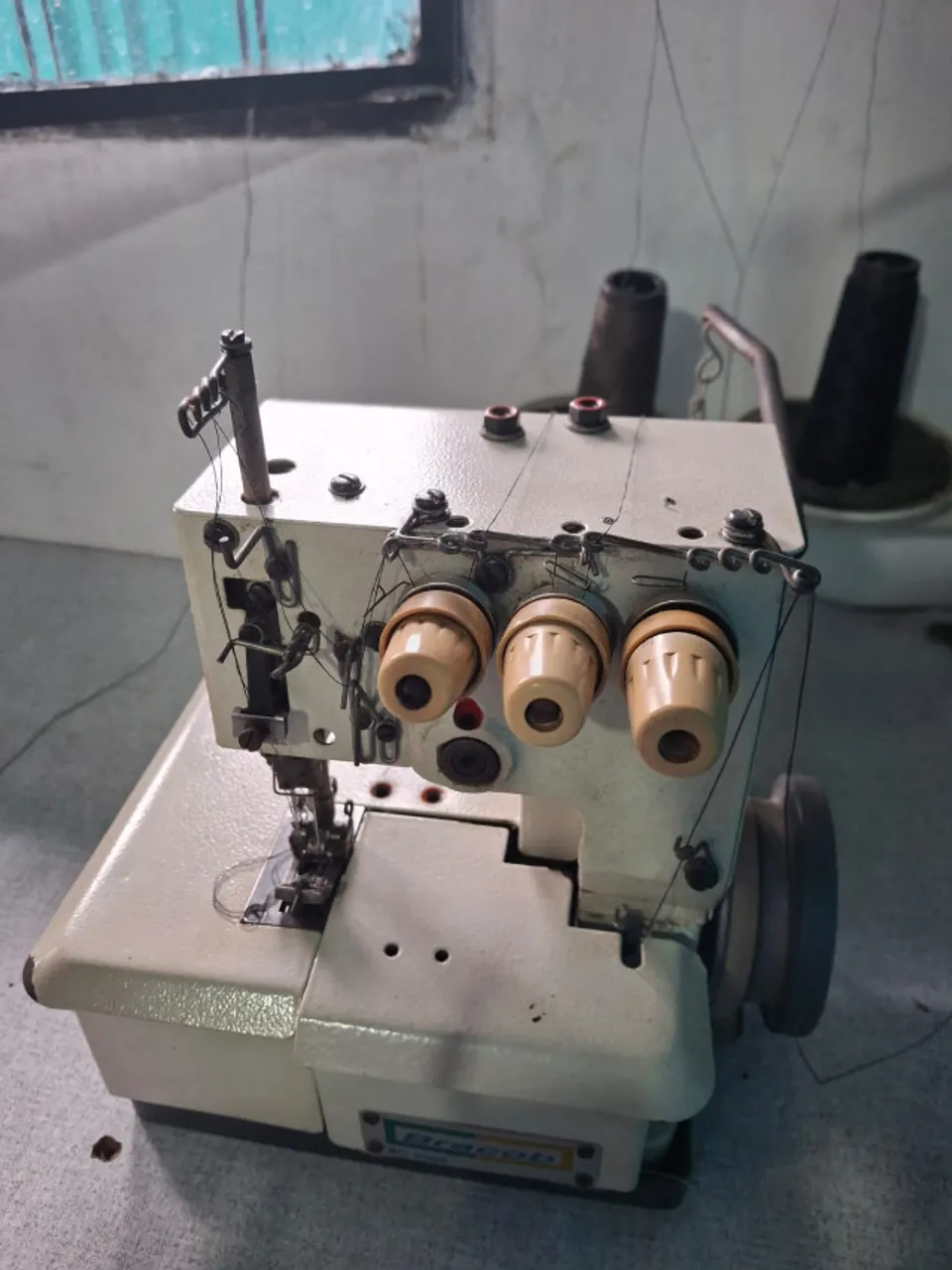 MAQUINA COSTURA OVERLOCK E GALONEIRA