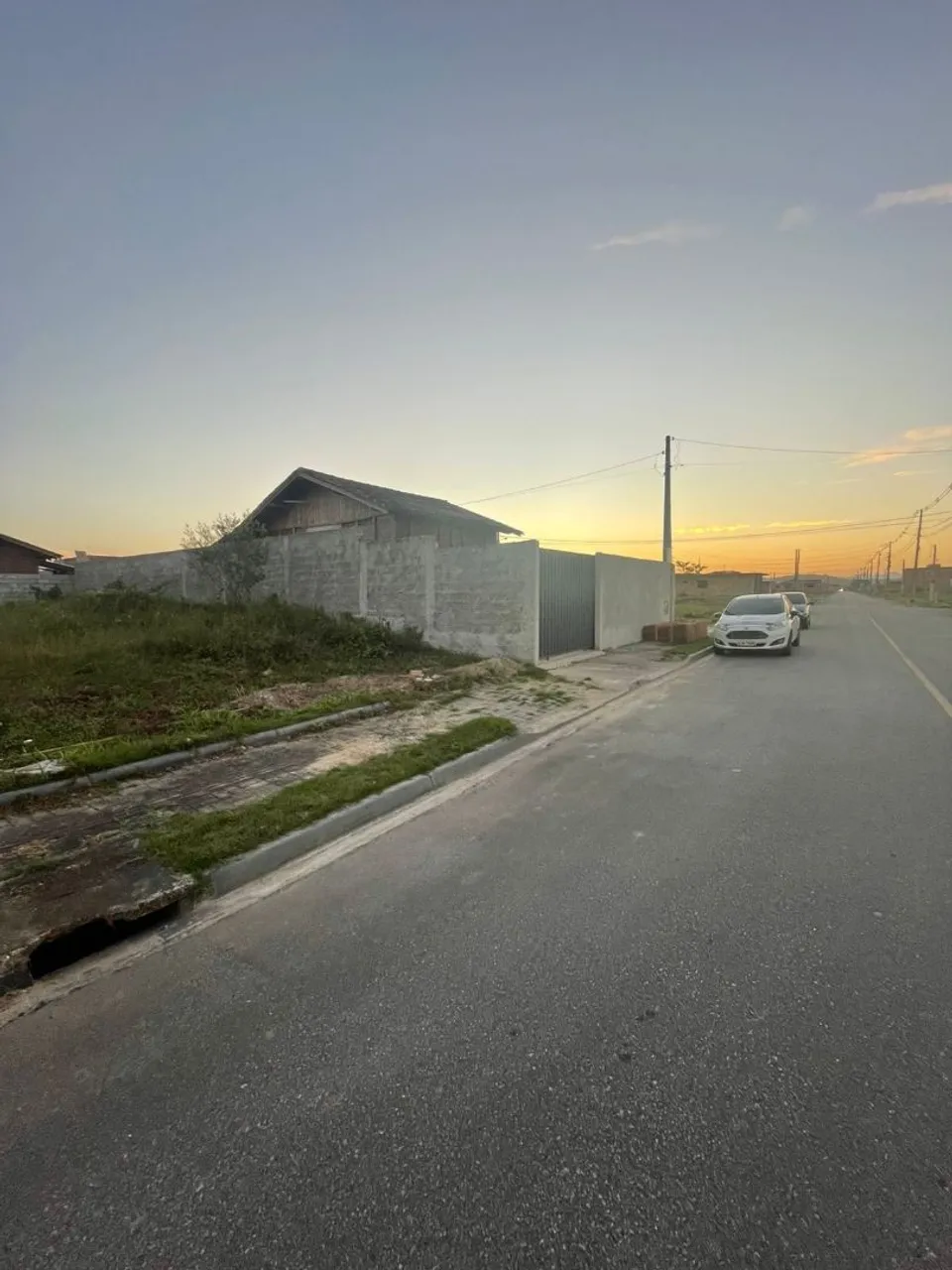Casa com muro alto