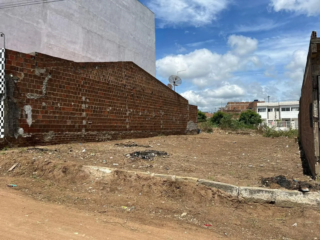 2 Terrenos 21,5x5,5 Cada em Toritama