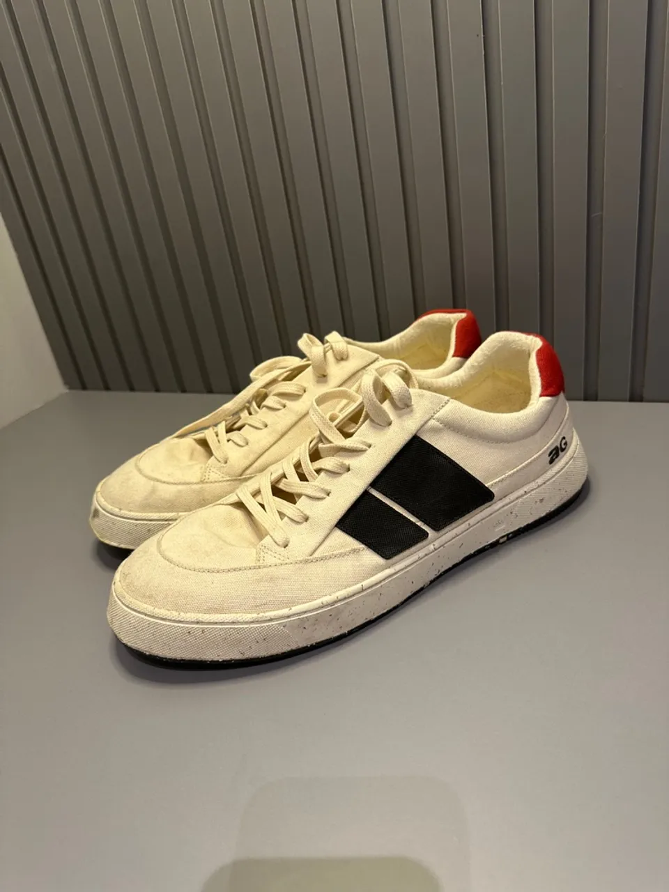 Tênis Casual Branco com Detalhes em Preto e Vermelho