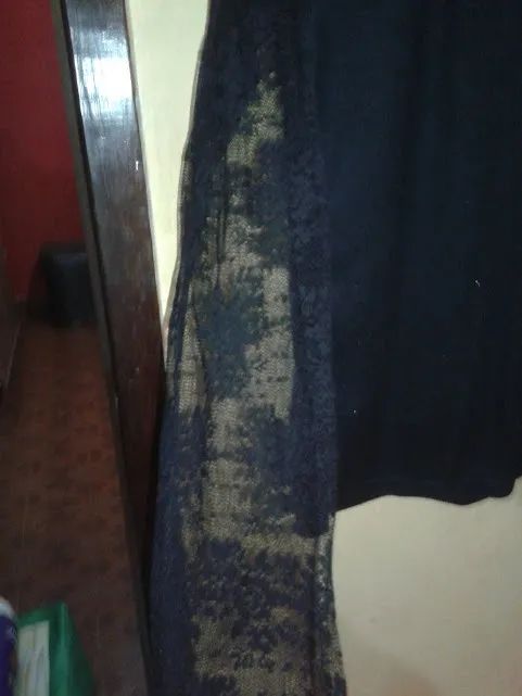 Blusa preta Manga Comprida com  Renda nos Braços   - Foto 2
