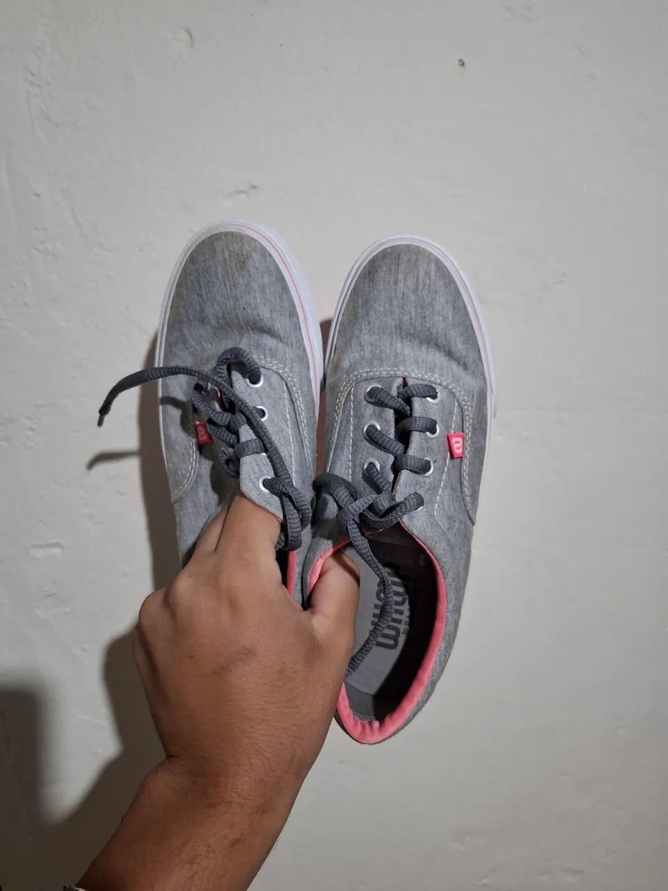 Tênis Casual Cinza com Detalhes em Rosa
