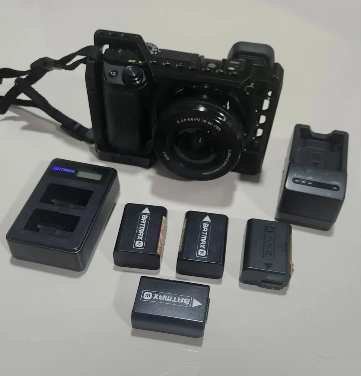 Sony A6300 + lente, cage e baterias 