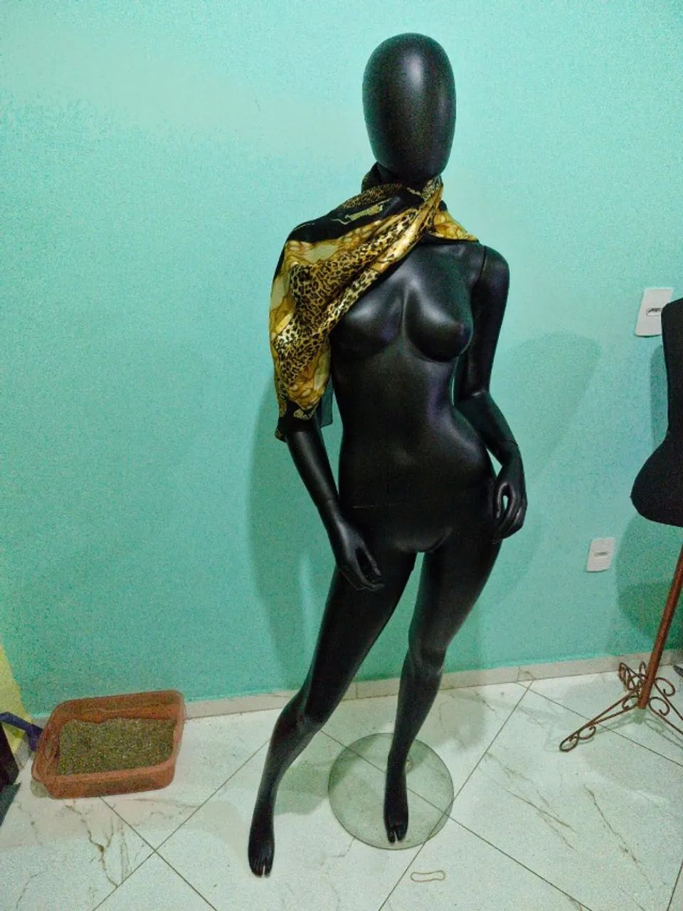 3 manequins de polietileno + 200 cabides de madeira - Foto 2