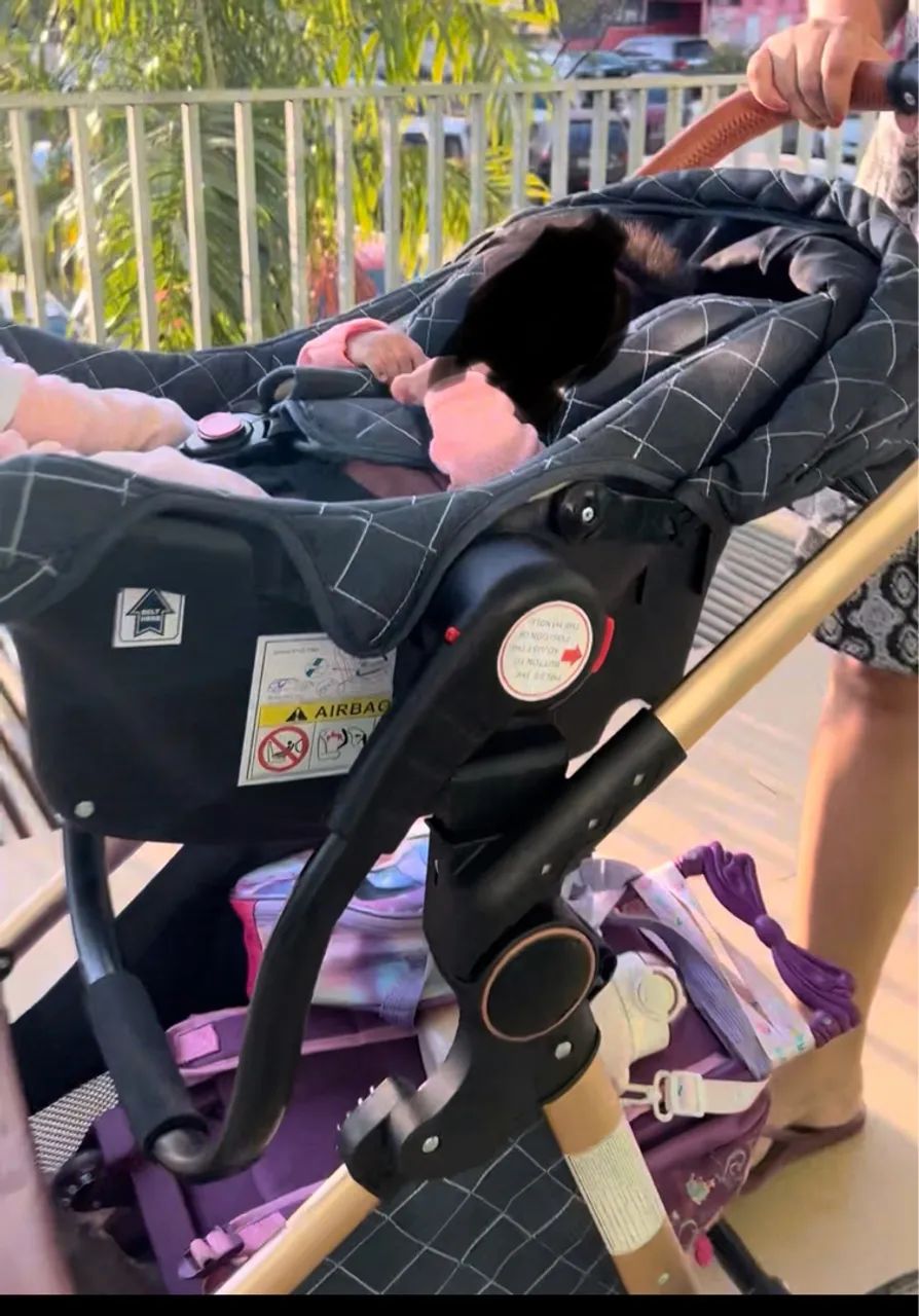 Carrinho de bebê com bebê conforto
