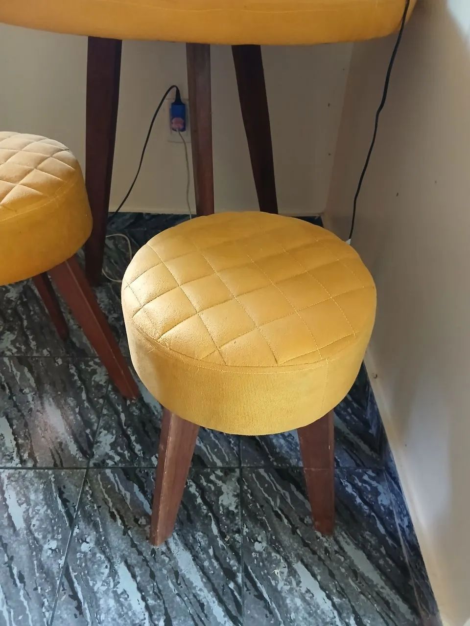 Conjunto de mesa redonda e banquetas em madeira pura  acolchoadasmostarda - Foto 5