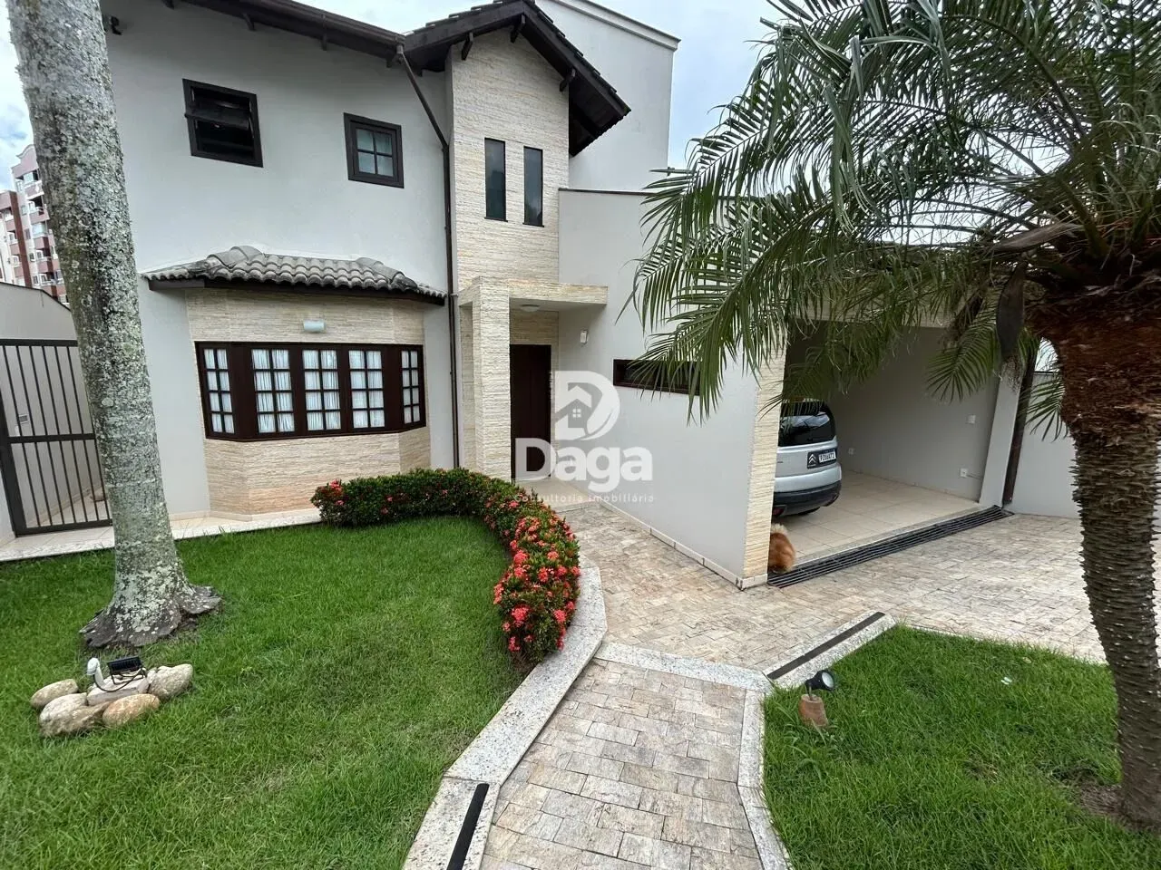 Casa com 3 Dormitórios e 1 Suíte no Córrego Grande com Piscina