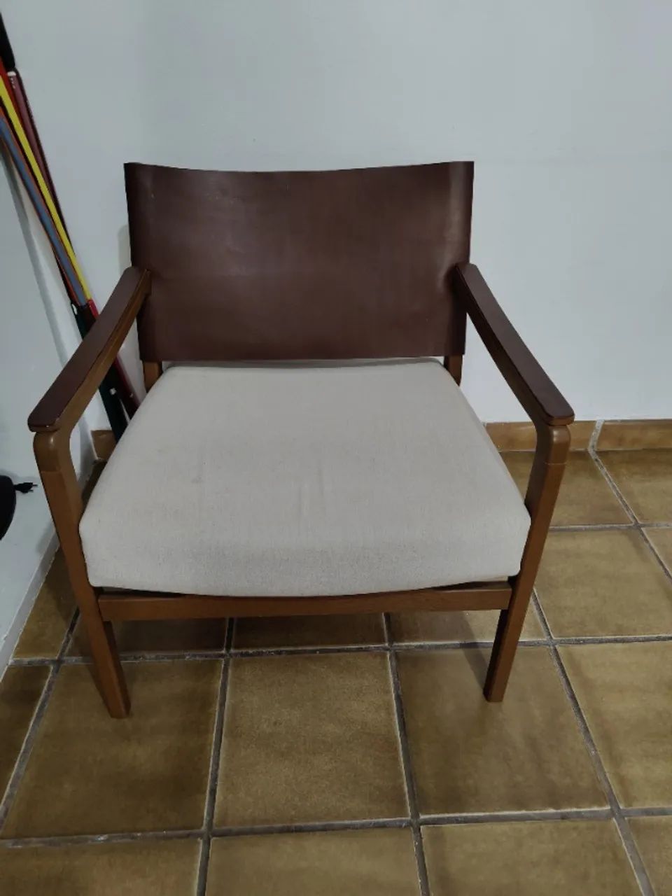 Poltrona linho, couro e madeira  - Foto 2