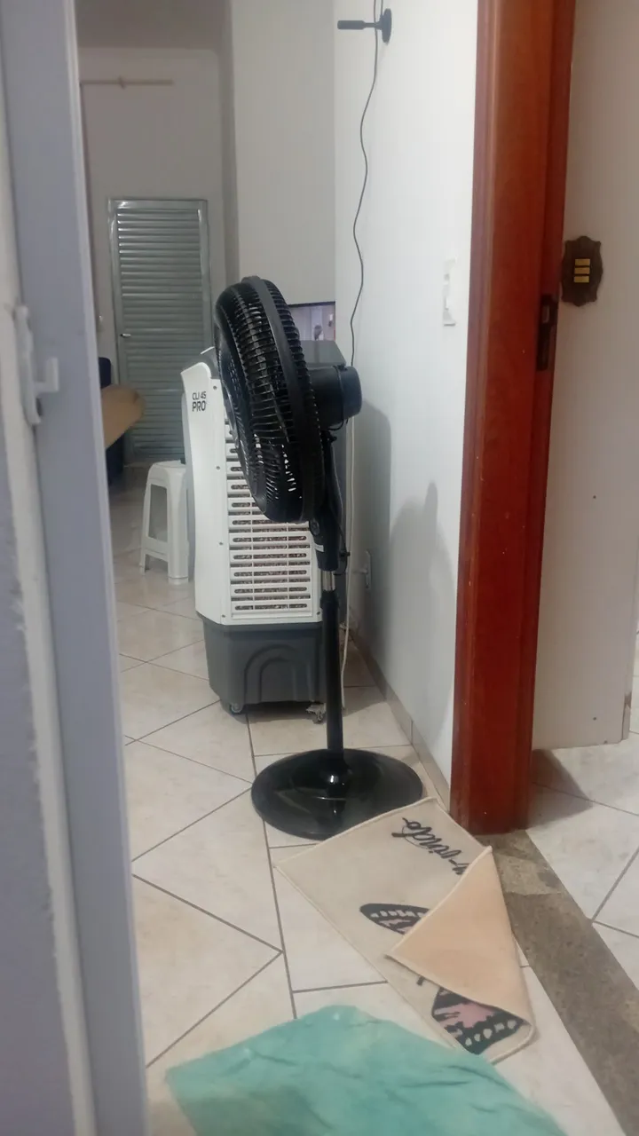Ventilador de coluna preto
