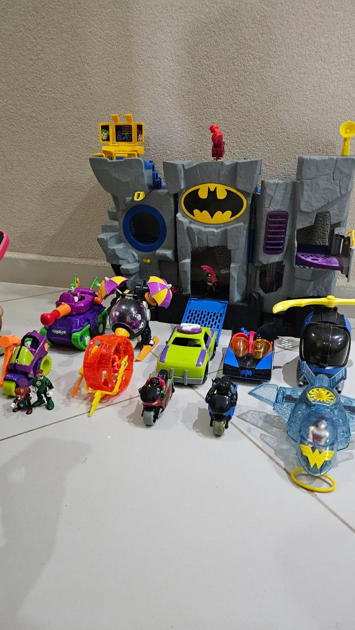 Batman Batcaverna com Diversos Veículos e Personagens