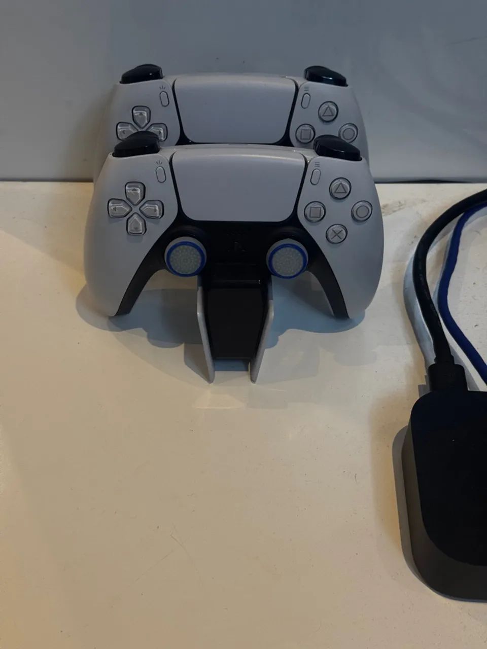 PS5 COM 3TB 2 CONTROLES + DOCK CARREGAMENTO - Foto 2