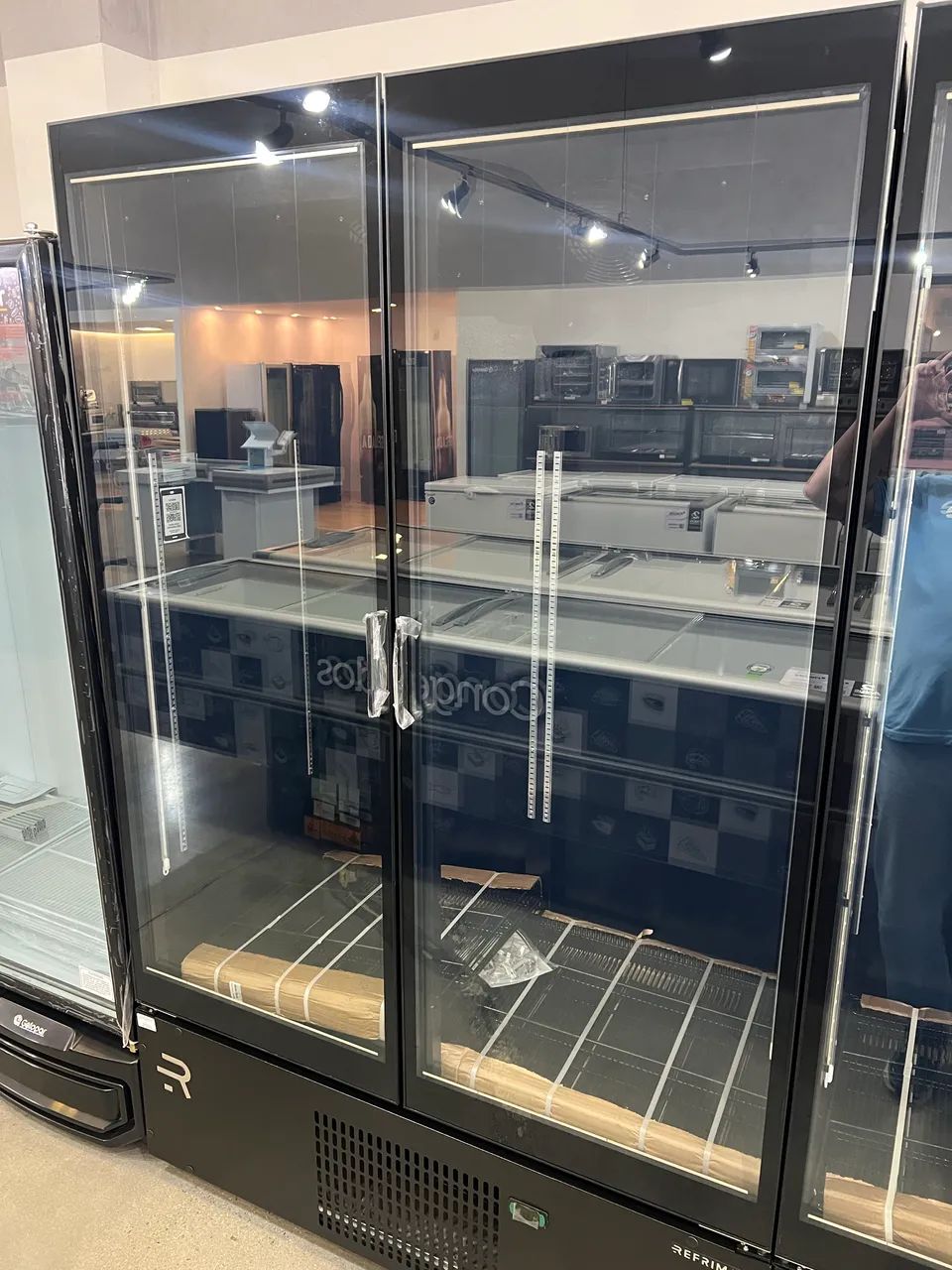 Cervejeira 2 portas linha Premium com 1300 litros vidro aquecido nova 